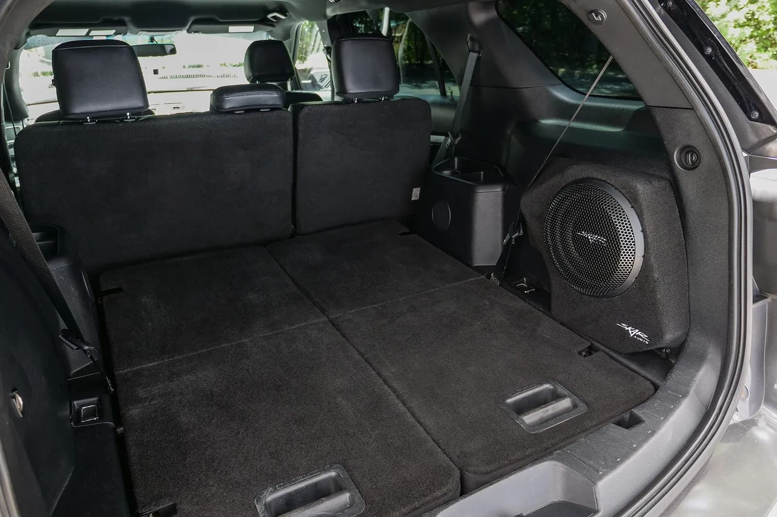 Single 10" 1000W Max Power Loaded Subwoofer Enclosure Compatible with 2011-2019 Ford Explorer Vehicles - Image 10