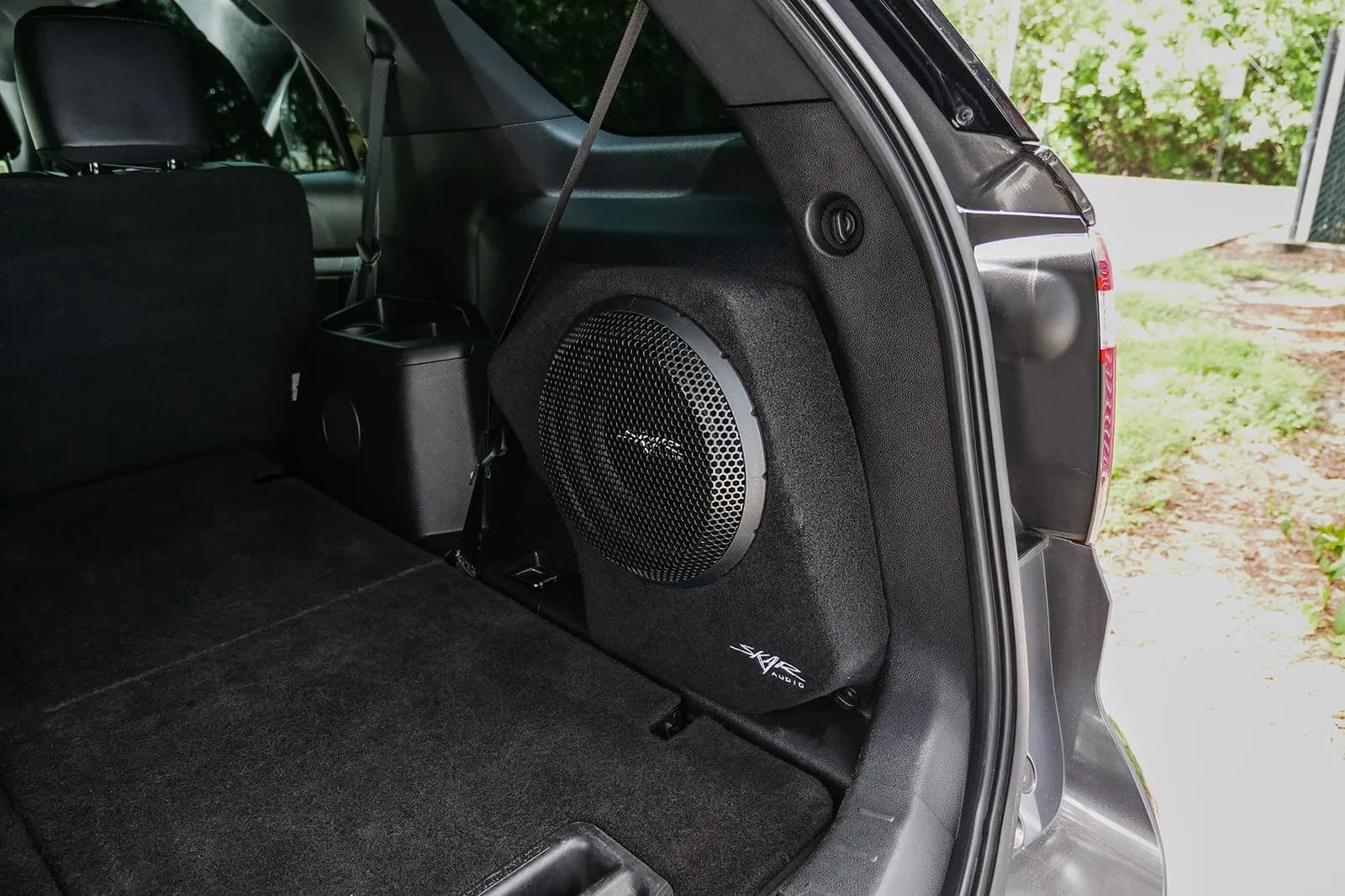 Single 10" 1000W Max Power Loaded Subwoofer Enclosure Compatible with 2011-2019 Ford Explorer Vehicles - Image 8