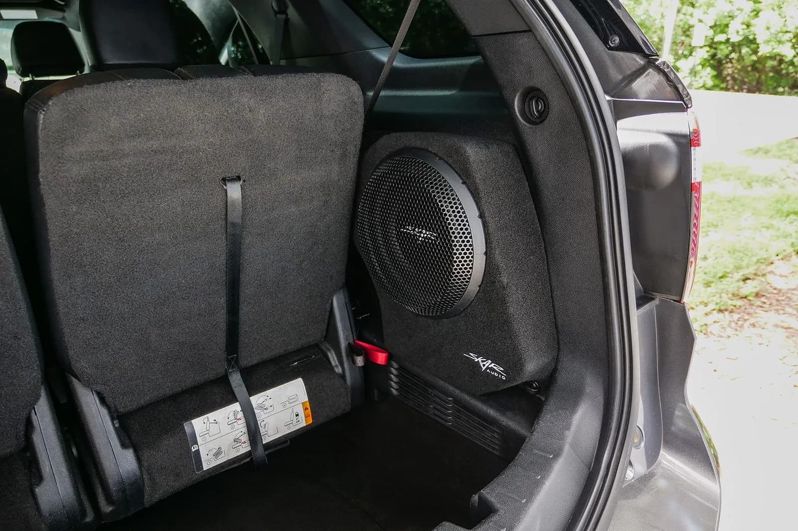 Single 10" 1000W Max Power Loaded Subwoofer Enclosure Compatible with 2011-2019 Ford Explorer Vehicles - Image 9