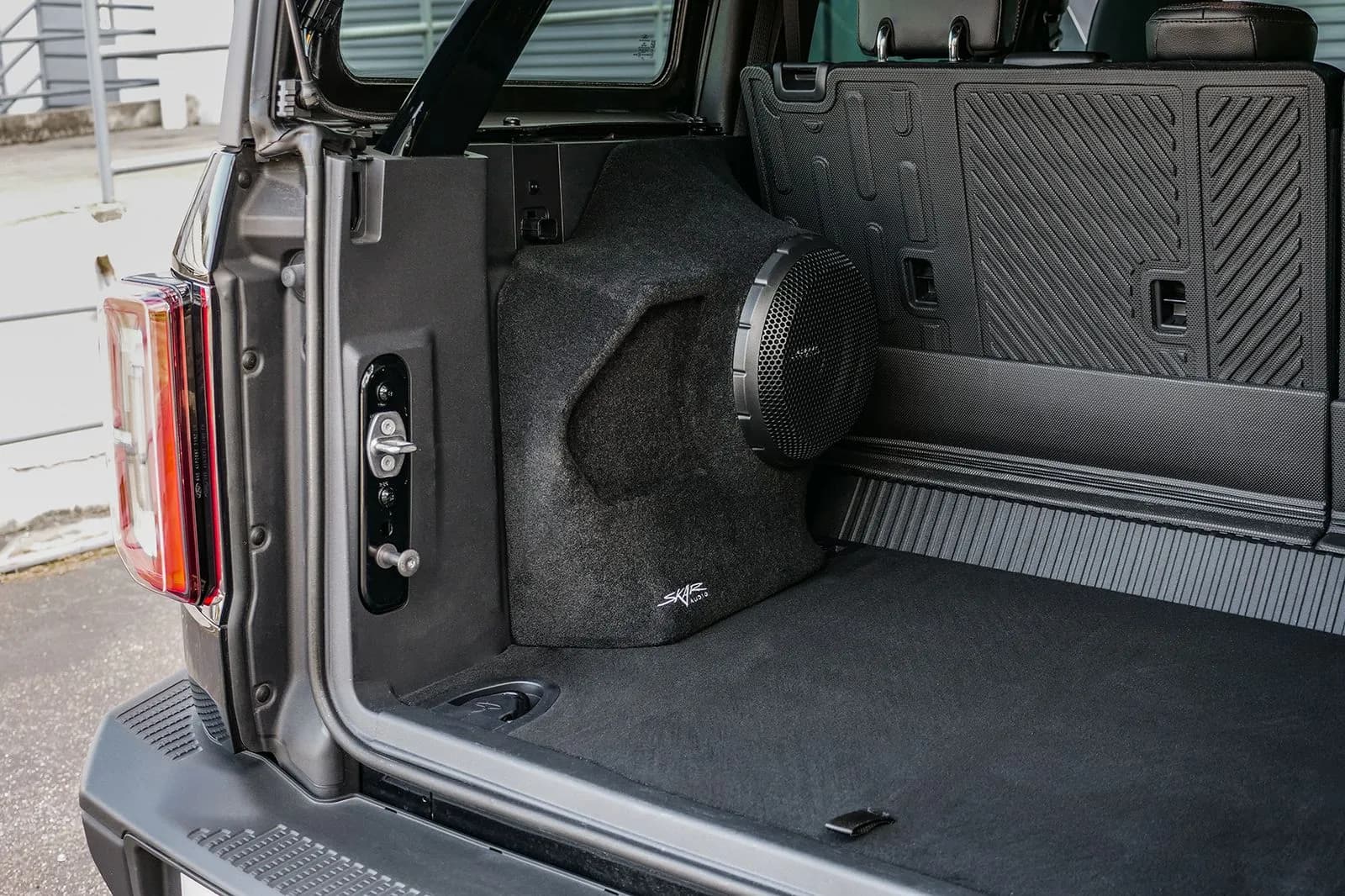 Single 10" 1,000W Max Power Loaded Subwoofer Enclosure Compatible with 2021-2025 Ford Bronco 4-Door Vehicles - Image 10