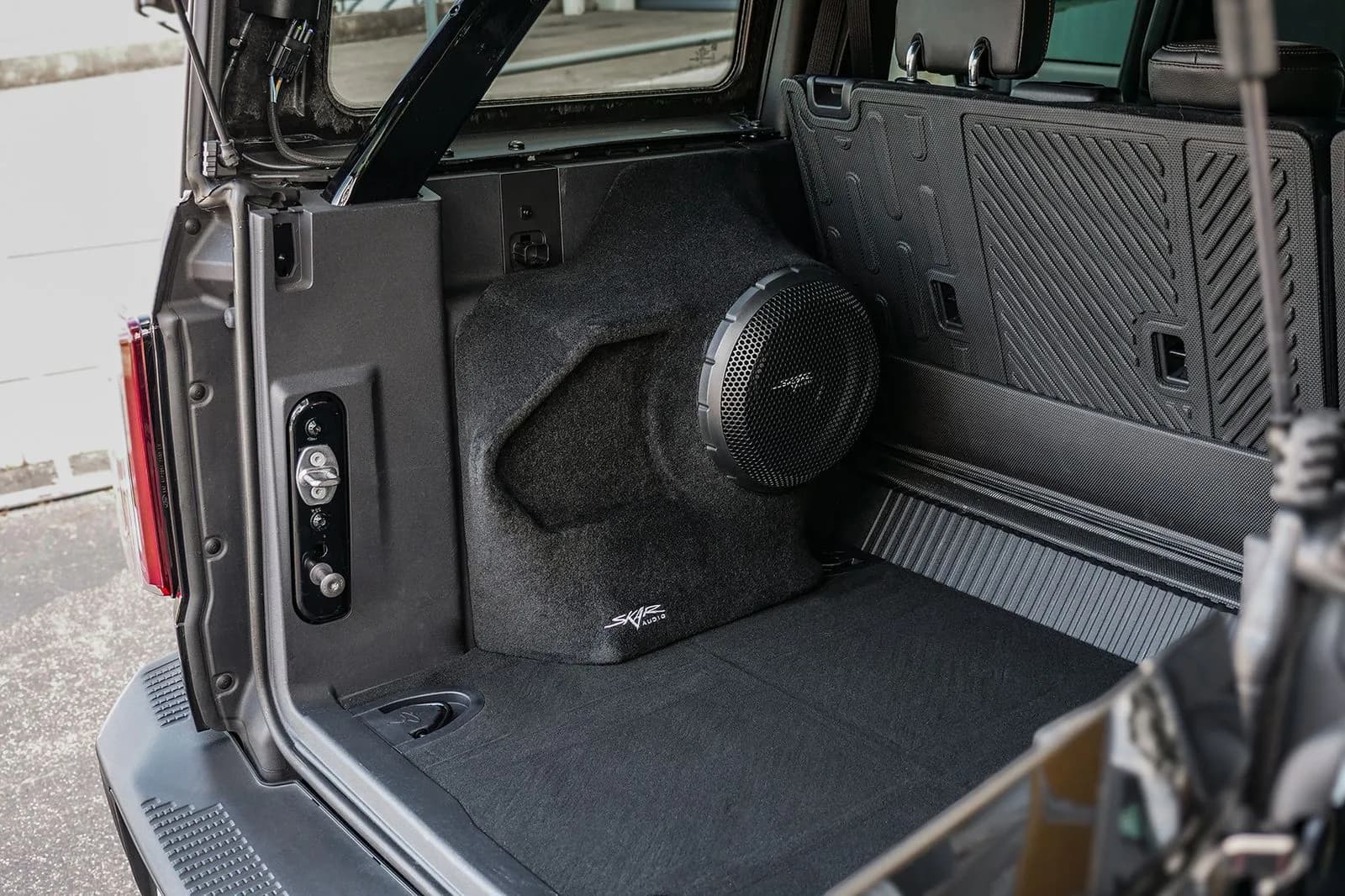 Single 10" 1,000W Max Power Loaded Subwoofer Enclosure Compatible with 2021-2025 Ford Bronco 4-Door Vehicles - Image 9