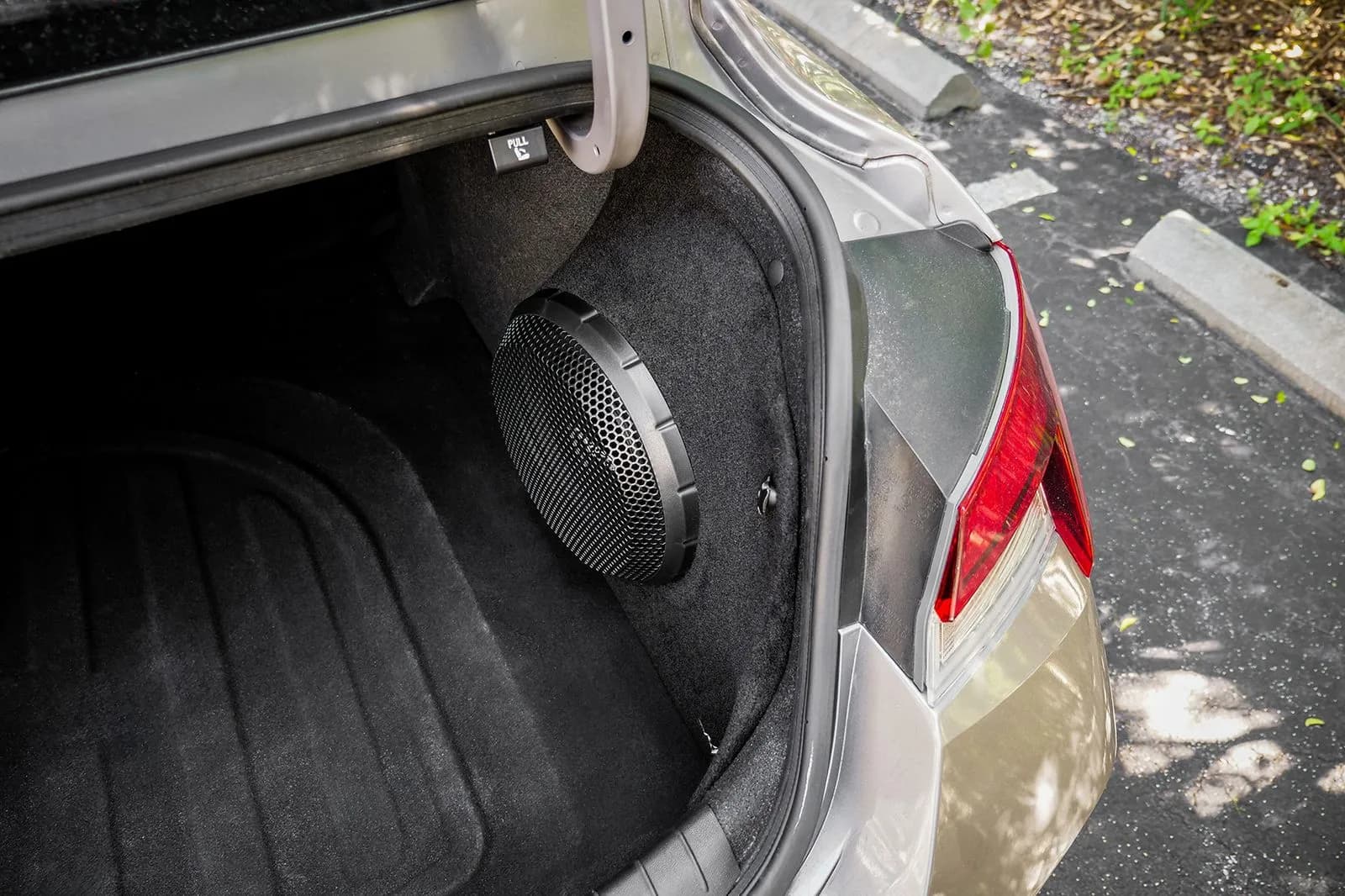 Single 10" 1,000W Max Power Loaded Subwoofer Enclosure Compatible with 2021-2025 Hyundai Elantra Vehicles - Image 11