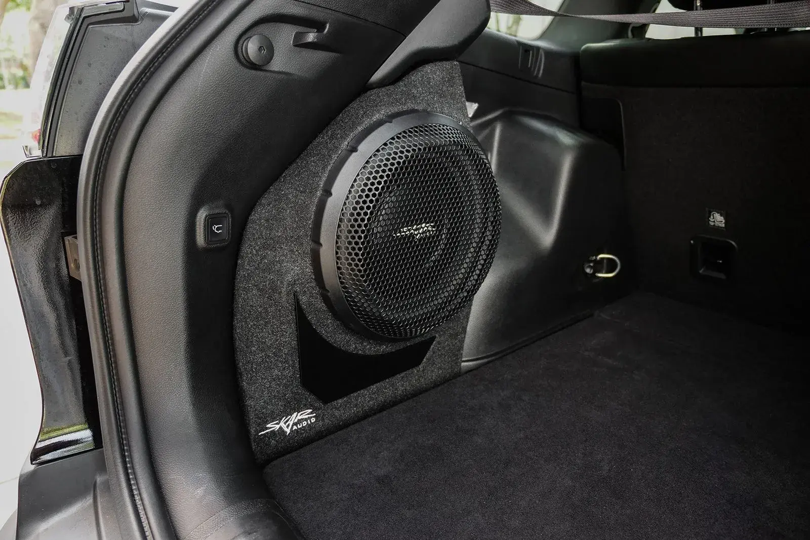 Single 10" 1,000W Max Power Loaded Subwoofer Enclosure Compatible with 2014-2023 Jeep Cherokee Vehicles - Image 7