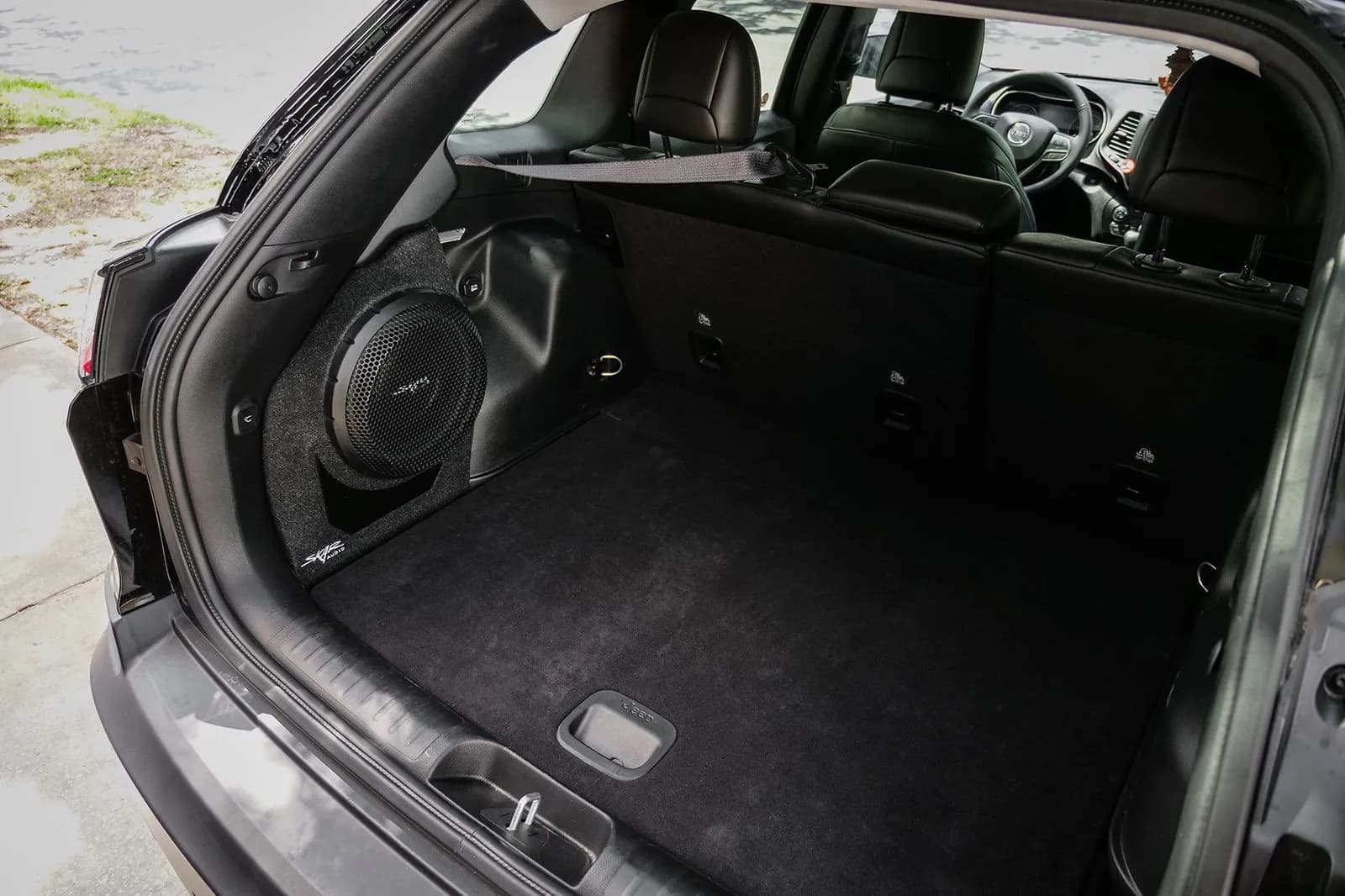 Single 10" 1,000W Max Power Loaded Subwoofer Enclosure Compatible with 2014-2023 Jeep Cherokee Vehicles - Image 9
