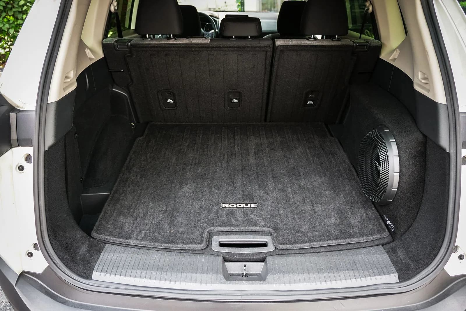 Single 10" 1,000W Max Power Loaded Subwoofer Enclosure Compatible with 2021-2025 Nissan Rogue Vehicles - Image 9