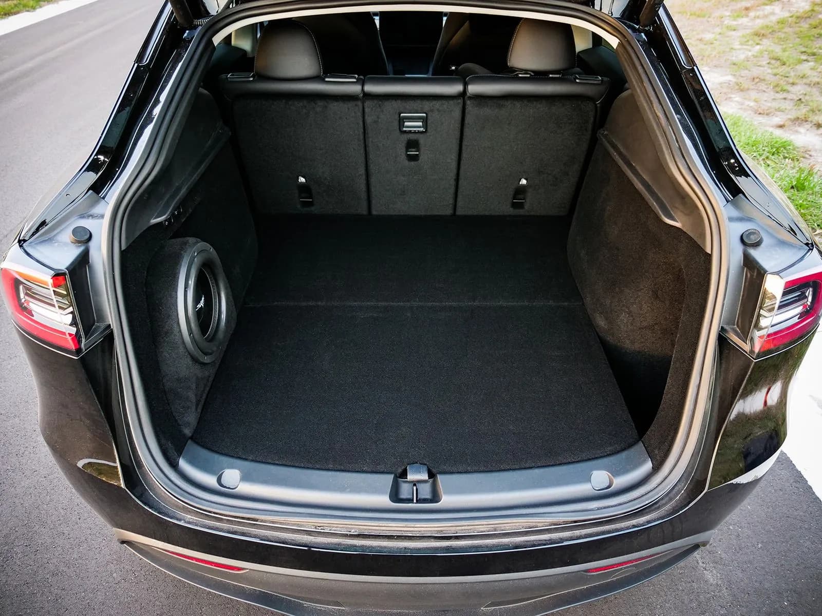 2020-2024 Tesla Model Y Compatible Single 10" Sealed Subwoofer Enclosure - Image 9